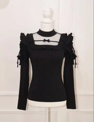 meltie 반짝이는 숄더 프릴 니트 블랙