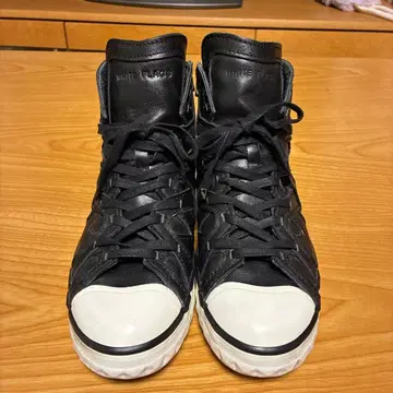 White Flags 블랙 가죽 하이컷 스니커즈