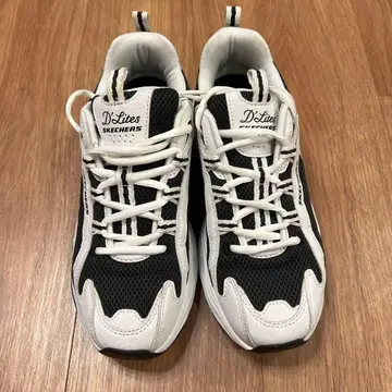 SKECHERS D'Lites 4.0 화이트/블랙 스니커즈