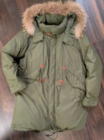 AIGLE 올리브색 퍼 부착 다운 코트