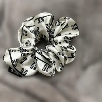 화이트 로고 새틴 스크런치