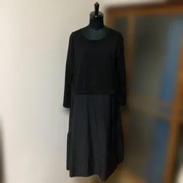 블랙 긴팔 무릎 기장 원피스 TRUBE