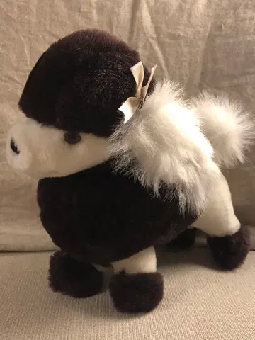 브라운과 화이트 푸들 봉제 인형