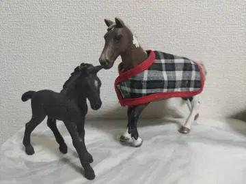 [슐라이히] 말 피규어 2개 체크 무늬 담요 포함