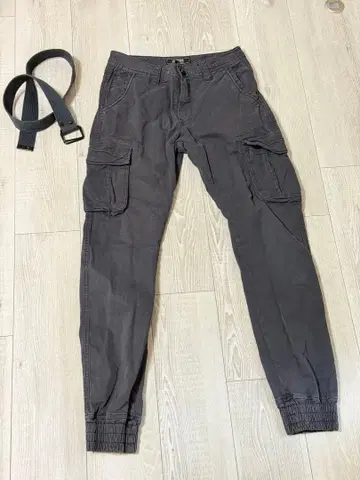 IN-YESIR 다크 그레이 카고 팬츠