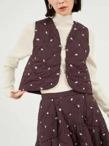 새상품급 emmi 플라워 자수 퀼팅 베스트