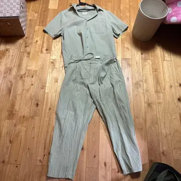 연한 그린 색상의 셋업 ZARA