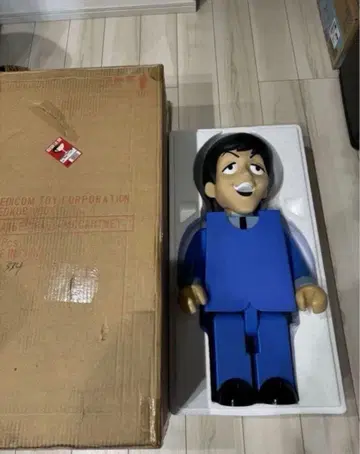 초레어 비틀즈 피규어 큐브릭 1000% kaws