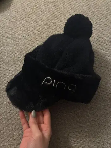 PING 블랙 퍼 니트 모자 폼폼 포함
