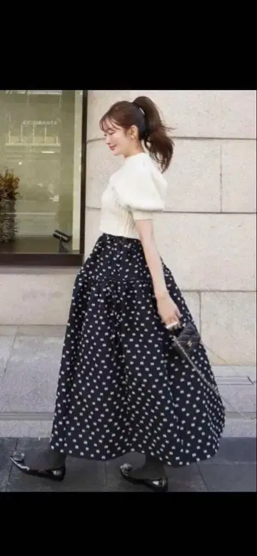 블랙 도트 무늬 플레어 스커트