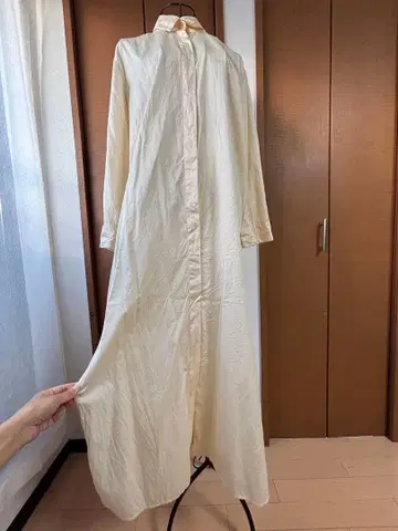 크림색 버튼 다운 긴팔 셔츠 원피스