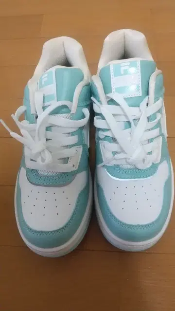 FILA 스카이블루 화이트 로우컷 스니커즈