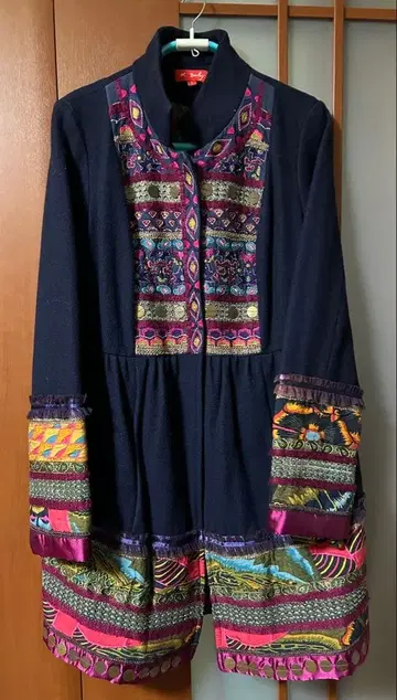 자수 네이비 무릎 기장 코트 or 자켓