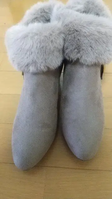 그레이 스웨이드 퍼 부티