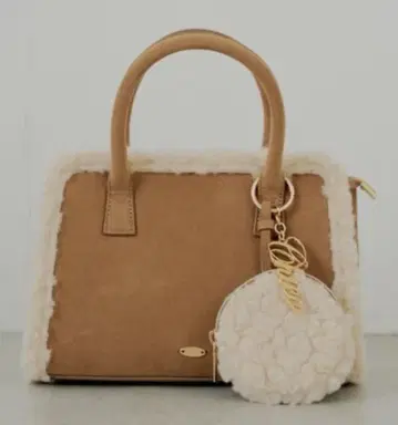 로고 참 포함 스웨이드 무스탕 백