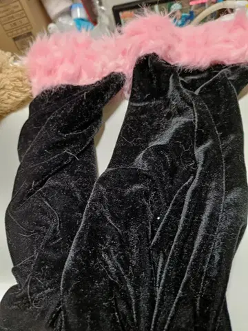 블랙과 핑크의 롱 레그 워머