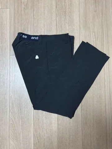 [ 새상품급 ] and per se 블랙 팬츠 슬림 핏