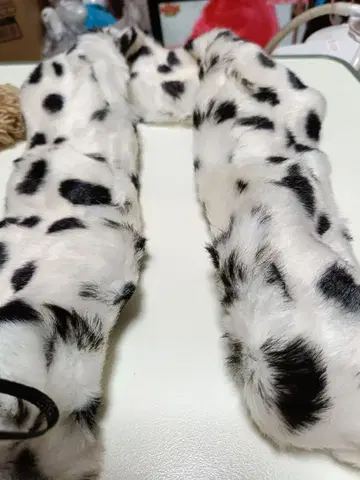 퍼 소재 화이트 블랙 반점 머플러