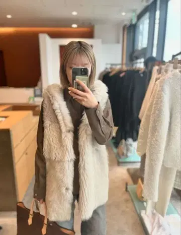 24AW 양가죽 후드 퍼 베스트