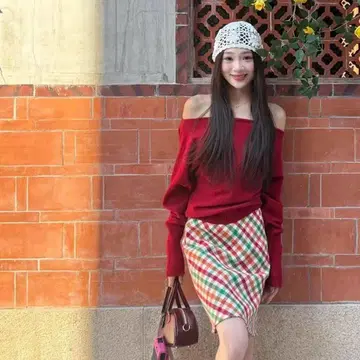 빨간색 오프숄더 스웨터와 체크 무늬 스커트 세트