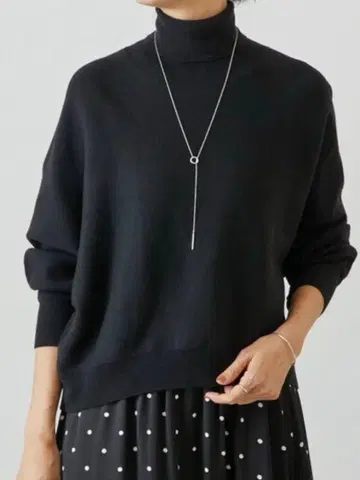 이번 시즌 신상품 택 포함 비어즐리 하이넥 돌먼 니트 블랙