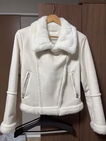 화이트 무스탕 코트 한국제