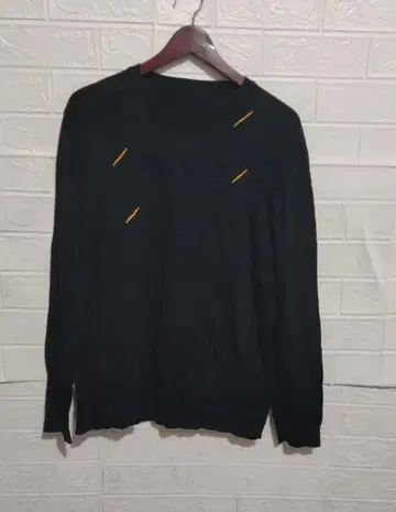 블랙 크루넥 스웨터