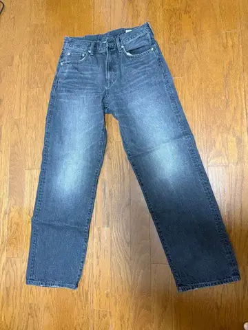 다크 그레이 스트레이트 데님 팬츠