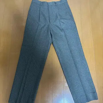 그레이 계열 체크 무늬 플리츠 슬랙스