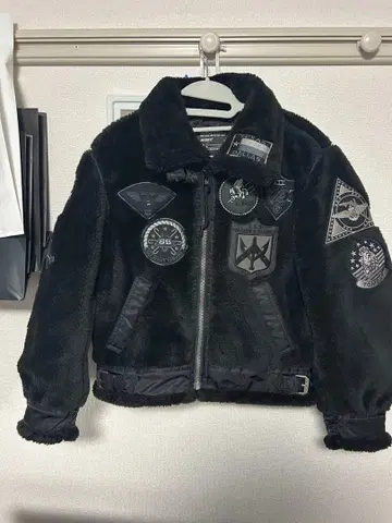 패치 포함 플리스 자켓 블랙