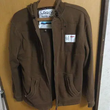 LRG 후드티 브라운 다크 브라운의 좋은 색상입니다