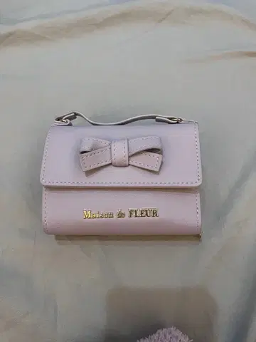 Maison de FLEUR 리본 포함 3단 폴더형 지갑