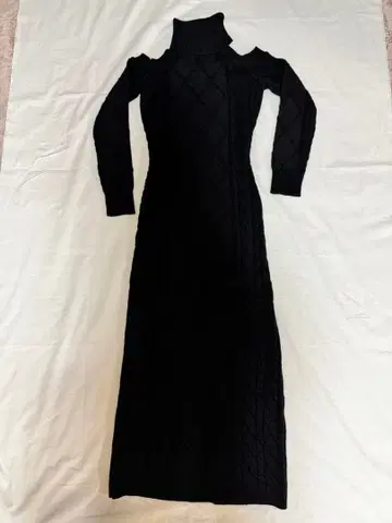 블랙 케이블 짜임 터틀넥 원피스