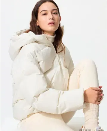 화이트 후드 부착 숏 다운 자켓