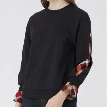 체크 무늬 소매의 블랙 맨투맨