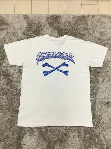 화이트 T셔츠 파란 뼈 디자인