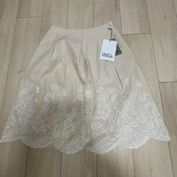 새상품 프랑코 페라로 플라워 자수 플레어 스커트