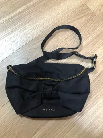 TOCCA 리본 포함 바디백 블랙