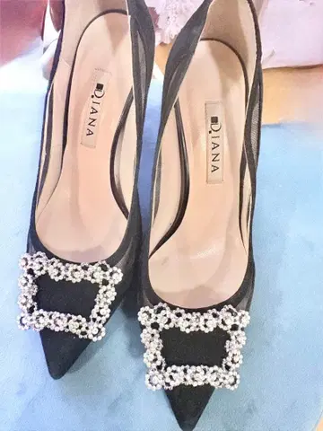 DIANA 비쥬 장식 블랙 하이힐