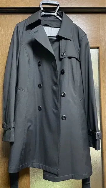 블랙 트렌치코트 수트 행거와 함께 제공 연초 발송