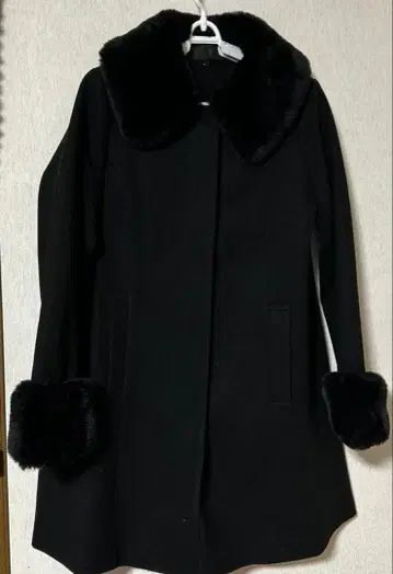 미사용 새상품 탈부착 퍼 포함 롱 코트 블랙 포멀 코트