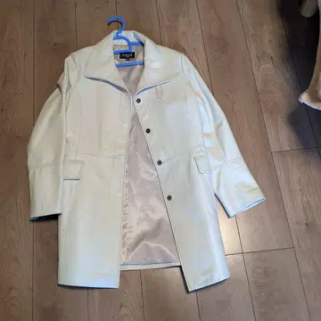 화이트 가죽 롱 코트