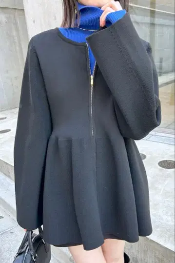 블랙 플레어 실루엣 긴팔 상의