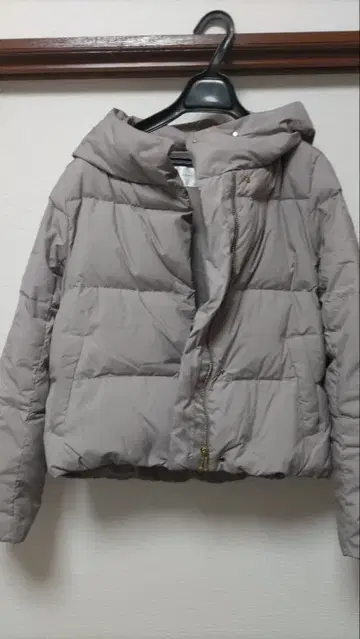 Index 후드 부착 그레이 숏 다운 자켓