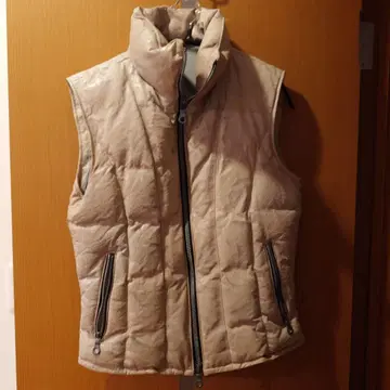 BACKLASH 베이지 가죽 다운 베스트