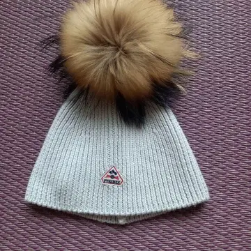 퍼가 달린 그레이 리브 니트 모자