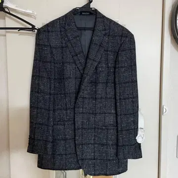 그레이 계열 체크 무늬 테일러드 자켓