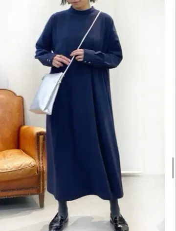 멜로즈 클레어 하이넥 조젯 원피스 네이비