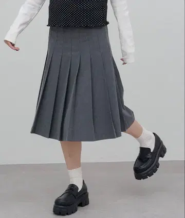 umm. by DISCOAT 플리츠 미디 스커트