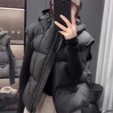 블랙 후드 부착 다운 베스트